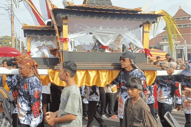 Prosesi yang Sakral dan Penuh Simbolisme