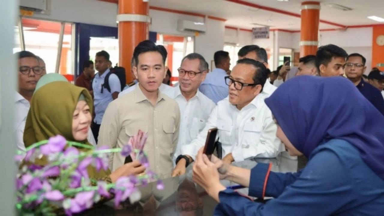 Bantuan Subsidi Upah Disalurkan di Tangerang (1)