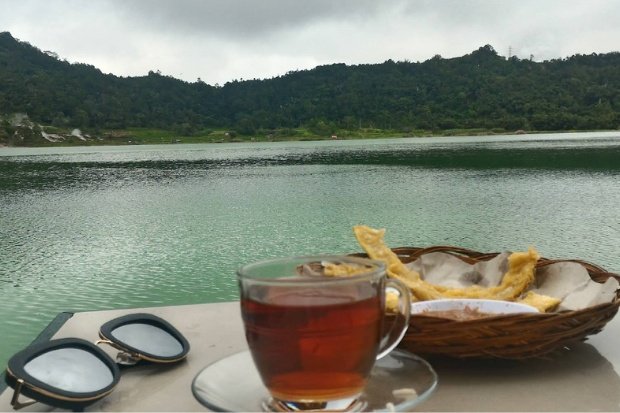 Menikmati Momen di Tepi Danau (1)