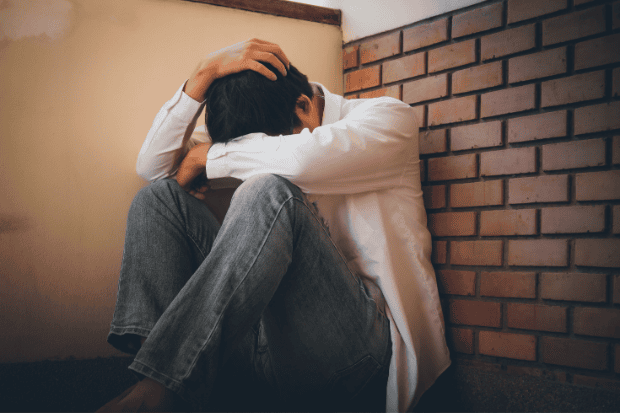Halo teman-teman, siapa sih yang tidak pernah merasakan jatuh bangun dalam hidup? Kita semua pasti pernah mengalami masa-masa sulit, entah dalam pekerjaan, pendidikan, usaha, atau bahkan kehidupan pribadi. Kadang terasa berat sekali untuk melanjutkan langkah, hingga muncul rasa ingin berhenti.

Namun, percaya deh, hidup akan terasa jauh lebih indah kalau kita tidak pernah menyerah. Setiap tantangan yang datang sebenarnya adalah cara kehidupan untuk menguatkan kita. Sama halnya dengan hujan yang datang sebelum pelangi, begitu pula masalah seringkali hadir sebelum kebahagiaan.

Kalau kita mau terus berusaha, sabar, dan pantang menyerah, akan selalu ada harapan di setiap jalan yang kita tempuh. Mari kita bahas lebih dalam bagaimana semangat pantang menyerah bisa membuat hidup jadi lebih bermakna dan penuh warna.

Kekuatan Tidak Menyerah dalam Hidup

Hidup memang tidak selalu mudah. Namun, di balik setiap kesulitan, selalu ada pelajaran berharga. Orang-orang yang sukses hari ini bukan berarti tidak pernah gagal, justru mereka adalah orang yang paling sering jatuh, tapi memilih untuk bangkit lagi.

Tidak menyerah itu ibarat cahaya yang menuntun kita melewati lorong gelap. Dengan semangat itu, kita jadi lebih percaya diri, lebih tangguh, dan lebih siap menghadapi apa pun yang datang.

Banyak orang yang berhenti di tengah jalan hanya karena merasa lelah. Padahal, bisa jadi kesuksesan mereka tinggal satu langkah lagi. Itulah mengapa tidak menyerah adalah kunci yang membuat hidup terasa indah pada akhirnya.

Kisah Inspiratif yang Menguatkan

Kita bisa belajar dari banyak kisah di sekitar. Misalnya, seorang pelari maraton yang hampir menyerah di tengah lomba, tapi memilih untuk terus melangkah hingga garis akhir. Meski ia bukan yang pertama sampai, rasa bangga dan kebahagiaan tetap ia dapatkan.

Begitu pula dengan seorang pebisnis kecil yang usahanya bangkrut berkali-kali, namun tidak berhenti mencoba. Berkat ketekunan dan semangat pantang menyerah, akhirnya ia bisa membangun usaha yang lebih besar dan sukses.

Kisah-kisah ini mengingatkan kita bahwa tidak menyerah bukan hanya tentang hasil, tapi juga tentang keberanian kita untuk terus melangkah.

Cara Menumbuhkan Semangat Pantang Menyerah

Kadang, mempertahankan semangat memang tidak mudah. Tapi kita bisa melatih diri dengan beberapa cara sederhana.

Pertama, tanamkan tujuan yang jelas. Kalau kita tahu apa yang sedang diperjuangkan, energi untuk bertahan akan lebih kuat. Kedua, hargai setiap proses kecil. Tidak perlu menunggu hasil besar untuk merasa bangga, setiap langkah maju adalah pencapaian.

Ketiga, jangan sungkan mencari dukungan. Bisa dari teman, keluarga, atau komunitas yang memberikan energi positif. Dukungan orang lain sering kali membuat kita lebih semangat untuk tidak menyerah.

Mengubah Rasa Lelah Jadi Kekuatan

Sedikit kalimat pengantar sebelum ke H3: di saat kita merasa hampir menyerah, sebenarnya kita sedang diuji untuk lebih kuat.

Dari Kelelahan Menjadi Kesempatan Belajar

Rasa lelah itu wajar, tapi jangan sampai membuat kita berhenti. Justru dari kelelahan, kita bisa belajar untuk lebih sabar, lebih disiplin, dan lebih bijaksana dalam melangkah.

Dengan mengubah sudut pandang, rasa lelah bisa jadi pengingat bahwa kita sudah berjuang sejauh ini, dan berhenti bukanlah pilihan yang tepat.

Hidup Akan Indah Bila Kita Terus Bertahan

Kebahagiaan sejati bukan hanya soal hasil akhir, melainkan tentang perjalanan panjang yang kita jalani dengan penuh kesabaran. Saat kita menolak untuk menyerah, kita sedang memberi diri sendiri kesempatan untuk merasakan indahnya hidup.

Setiap masalah yang berhasil kita lewati akan menjadi cerita inspiratif, bukan hanya untuk kita, tapi juga untuk orang lain di sekitar. Dengan begitu, hidup jadi lebih bermakna, penuh warna, dan tentu saja lebih indah.

Kesimpulan

Hidup akan indah jika kita tak pernah menyerah. Tidak peduli sebesar apa pun masalah, selama kita punya semangat untuk terus melangkah, akan selalu ada harapan. Tidak menyerah membuat kita belajar arti keteguhan, menghargai proses, dan menemukan kebahagiaan dari hal-hal sederhana.

Mari kita jadikan semangat pantang menyerah ini sebagai gaya hidup. Kalau lelah, boleh istirahat sejenak, tapi jangan berhenti. Percaya bahwa semua usaha tidak ada yang sia-sia. Pada akhirnya, semua perjuangan akan terbayar dengan keindahan yang kita impikan.

Jadi, yuk tetap kuat, tetap semangat, dan jangan pernah menyerah. Karena dengan begitu, hidup kita akan jauh lebih indah, penuh harapan, dan bermakna.