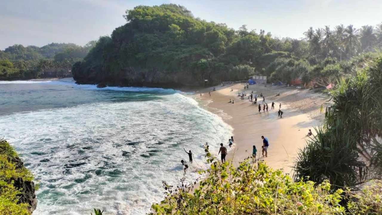 Pesona Pantai Srau – Pacitan yang Bikin Betah Berlama-lama
