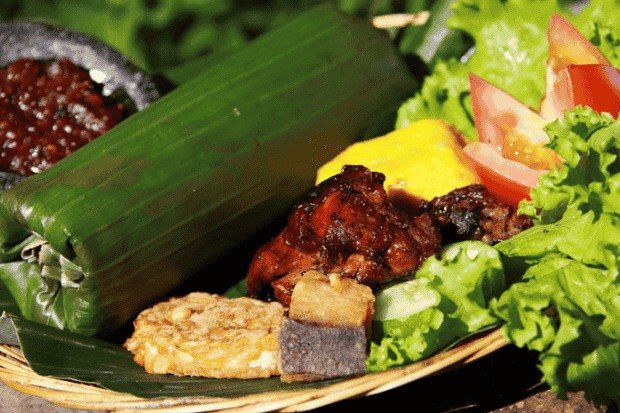 Gurihnya Nasi Hangat Bungkus Daun Pisang