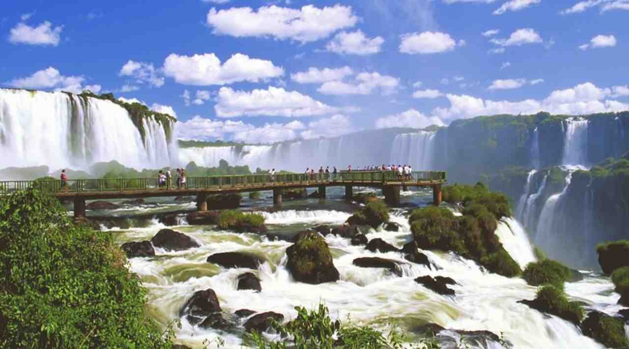 Keindahan Air Terjun Iguazu Brazil yang Memukau Dunia