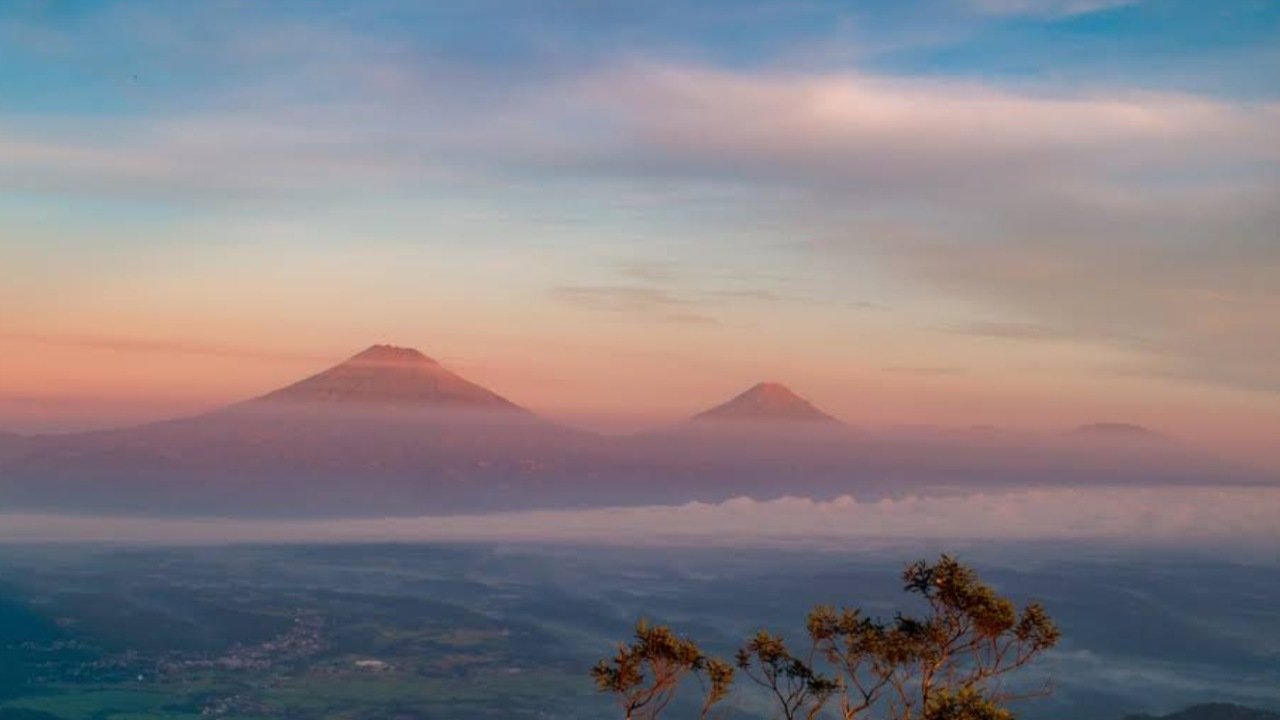 Menikmati Keindahan Puncak Gunung Telomoyo
