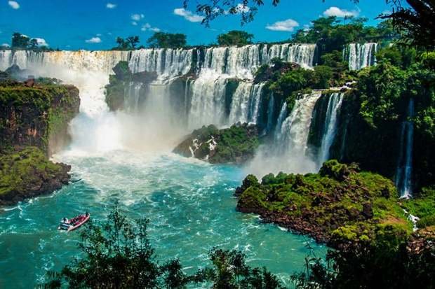 Wisata alam Air Terjun Iguazu di perbatasan Brazil dan Argentina