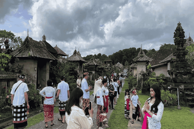 Interaksi hangat dengan warga