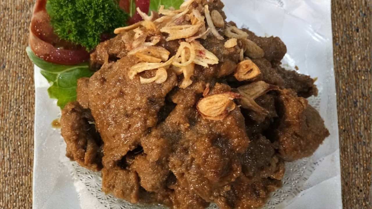 Lapis Daging Sajian Berlapis yang Selalu Bikin Kamu Rindu