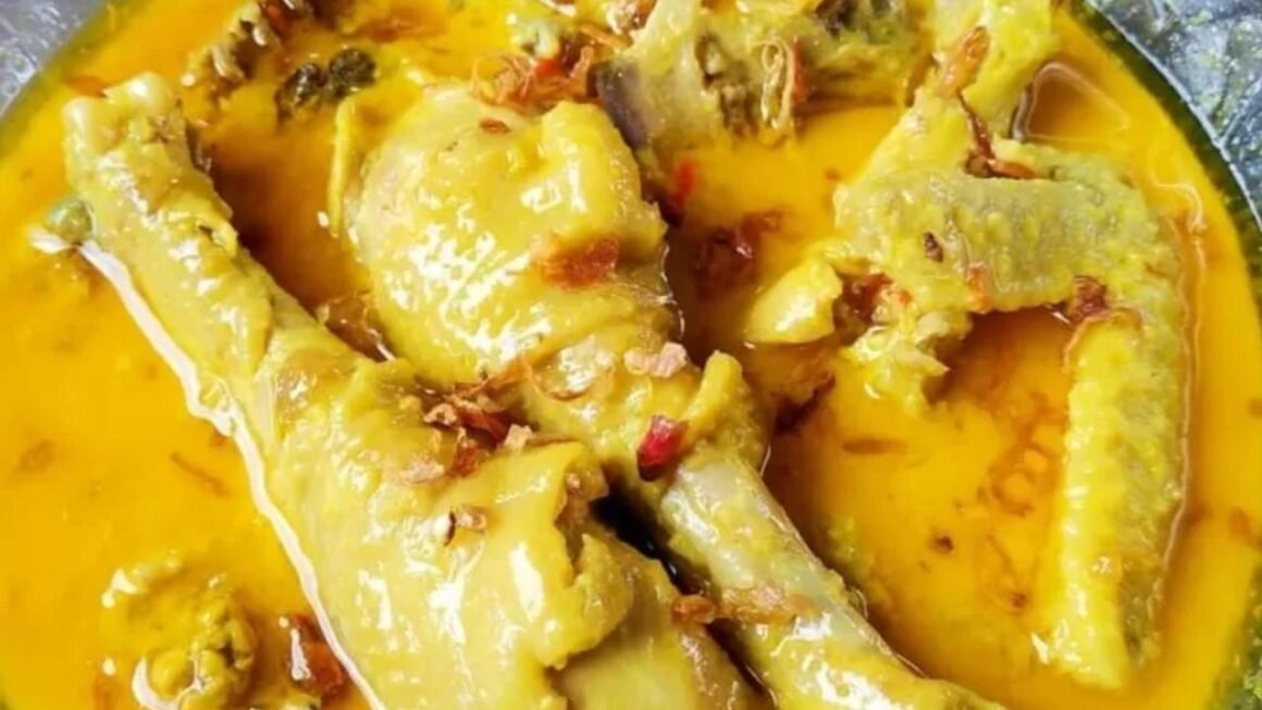 Opor Ayam Lezat yang Bikin Momen Makan Jadi Hangat