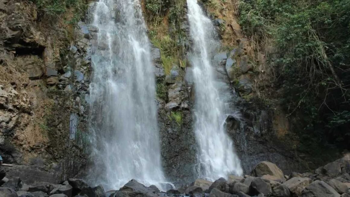 Serunya Main ke Curug Cinulang di Bandung Timur