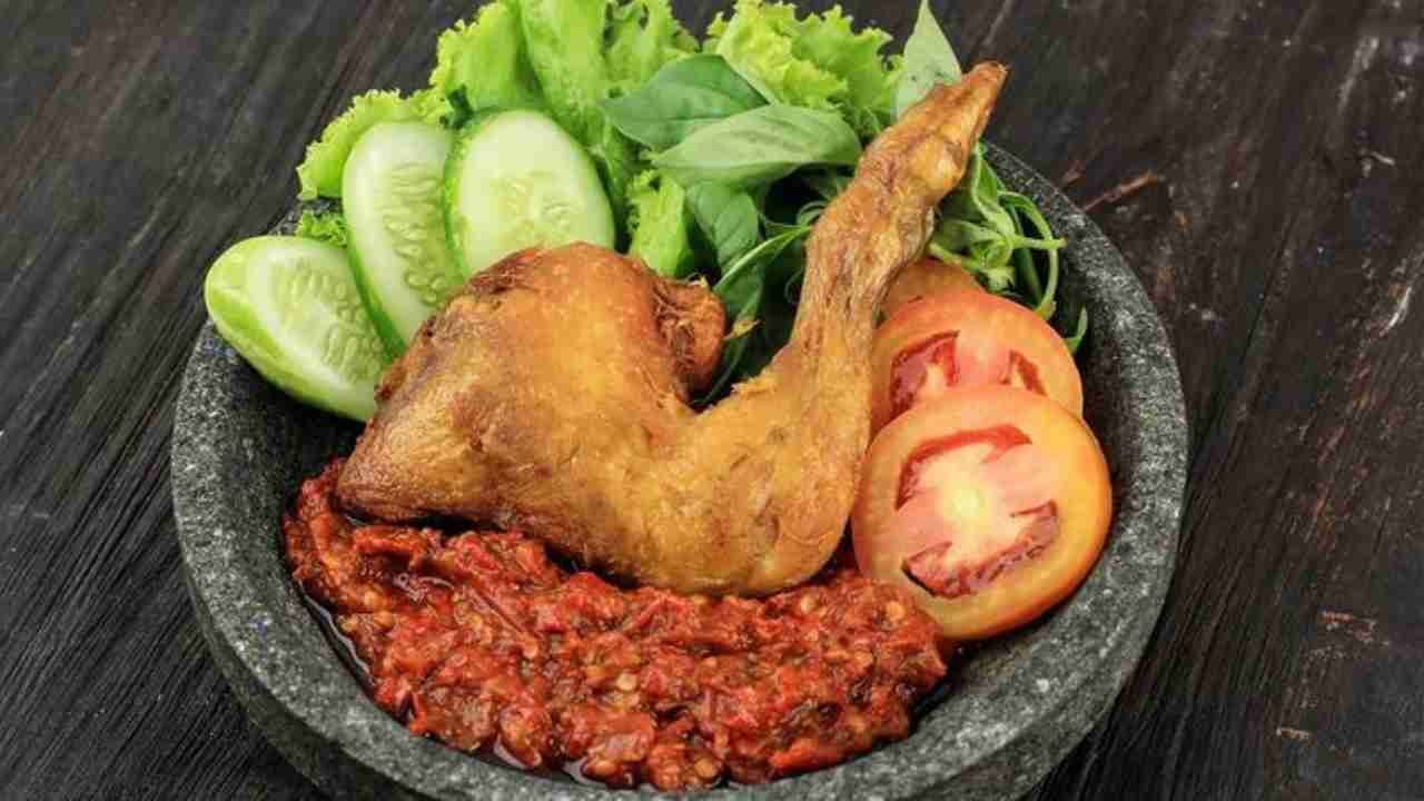 Cara Simpel Membuat Ayam Geprek dan Sambalnya yang Lezat