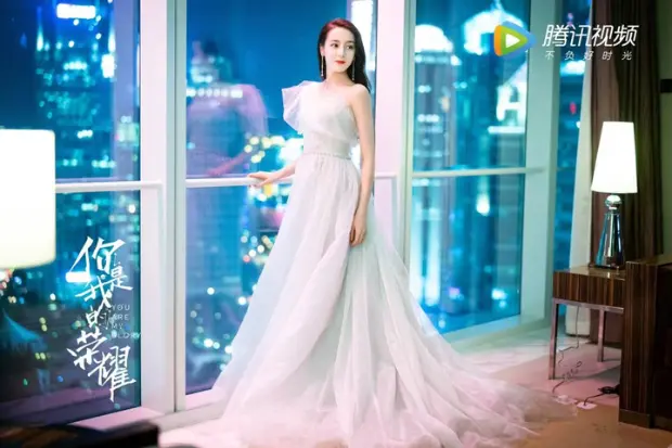 Dilraba Dilmurat sebagai Qiao Jing Jing dalam drama You Are My Glory ngabari
