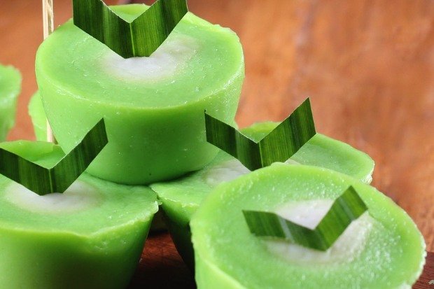 Sajian kue talam pandan tradisional berwarna hijau harum