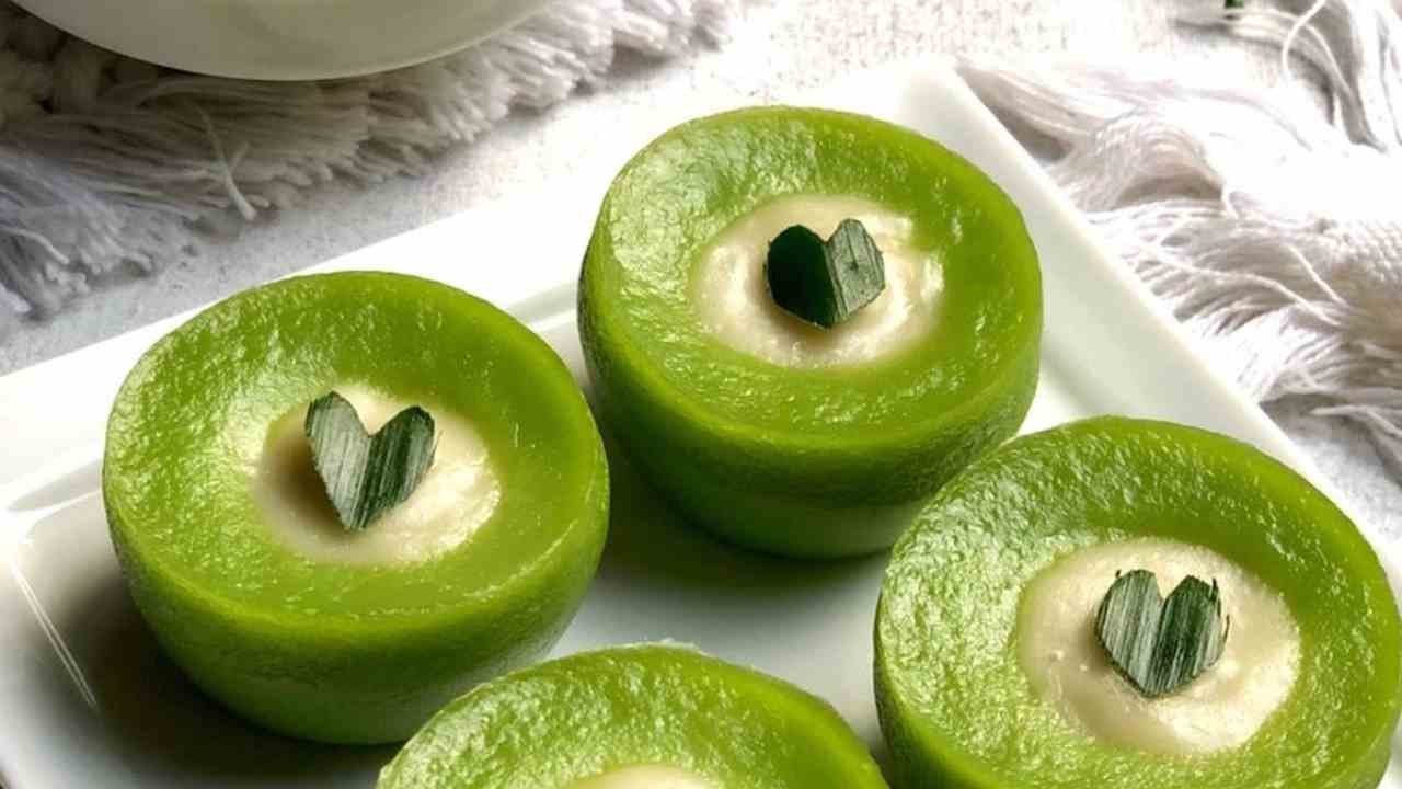 Kue talam pandan lembut dengan lapisan santan gurih