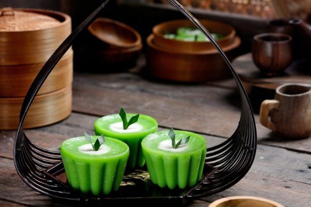 Camilan kue talam pandan manis dan gurih di atas piring