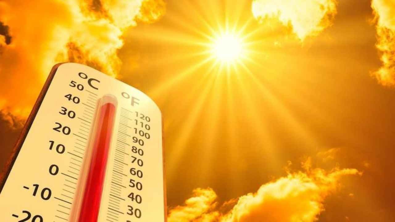 Panas ekstrem hari ini mulai terasa dan membuat aktivitas warga terganggu akibat suhu udara yang semakin panas