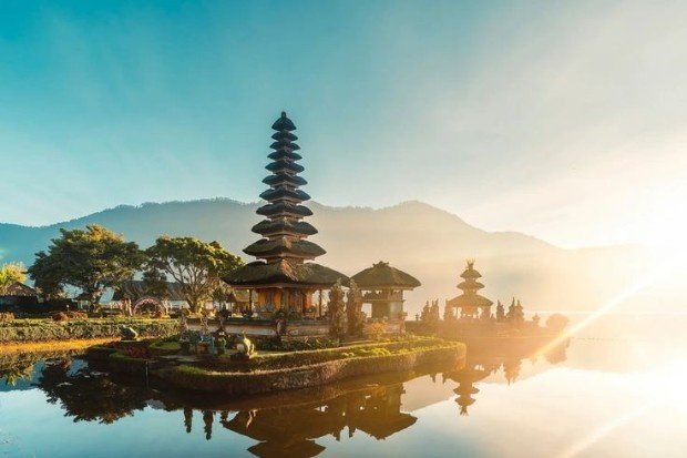 Pulau Bali yang terletak di wilayah strategis Indonesia di antara Pulau Jawa dan Pulau Lombok