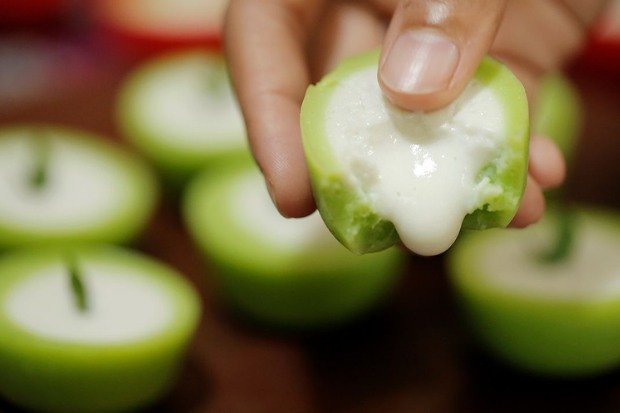 Kue talam pandan khas Indonesia dengan tekstur lembut