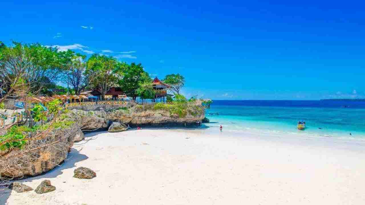 Pantai Pasir Putih dengan Pesona yang Menenangkan