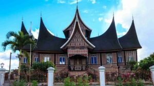 Rumah Gadang dengan Atap Tanduk Khas Minangkabau