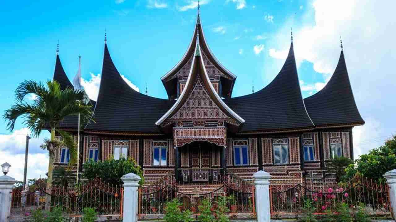 Rumah Gadang dengan Atap Tanduk Khas Minangkabau