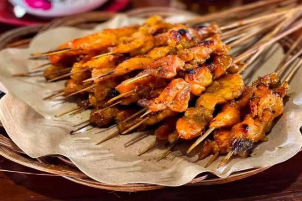 Sate Ayam Disajikan dengan Berbagai Pelengkap