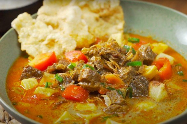 Kuah gurih Soto Betawi dengan perpaduan rempah khas