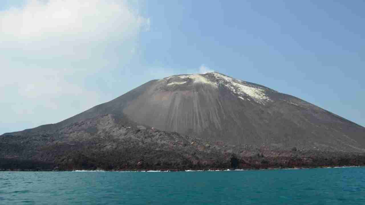 Gunung Krakatau Kembali Jadi Perhatian Hari Ini