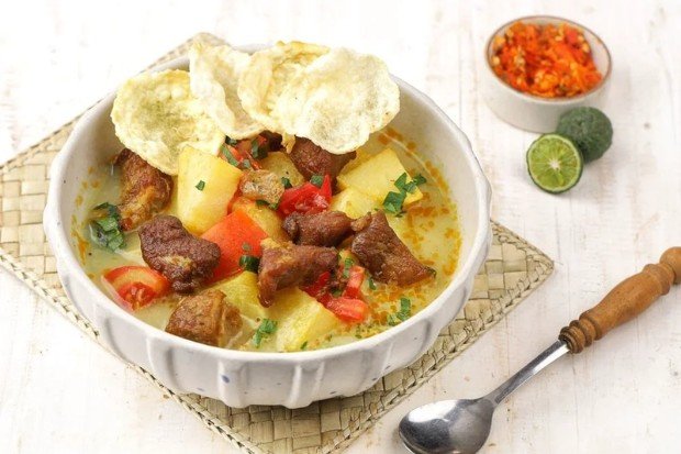 Isian daging dan pelengkap dalam mangkuk Soto Betawi
