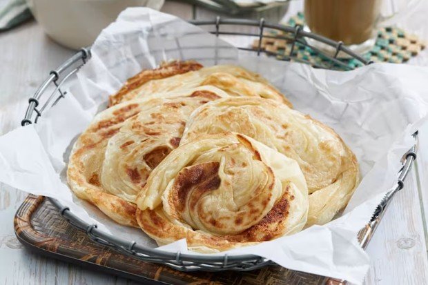 Roti canai berbentuk pipih dengan tekstur berlapis