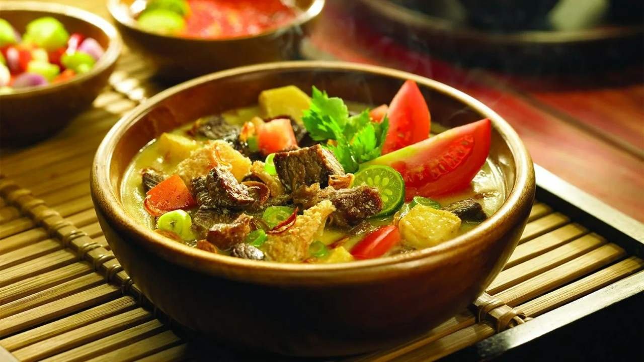 Soto Betawi dengan kuah gurih dan potongan daging sapi khas Jakarta